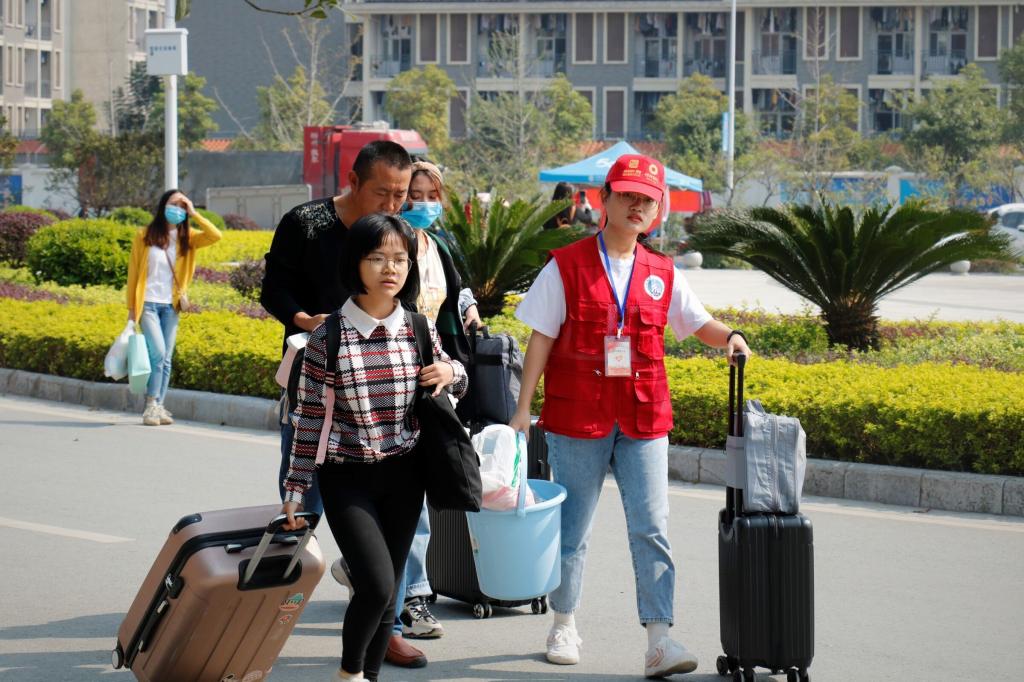 我系志愿者协助搬运行李