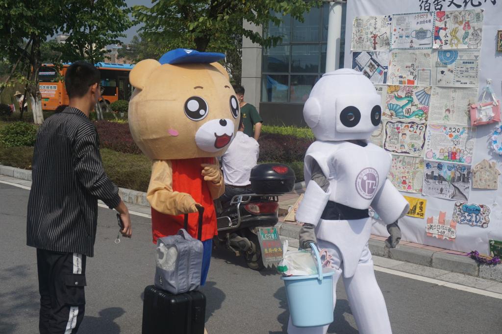 我系机器人、易班熊帮忙搬运行李