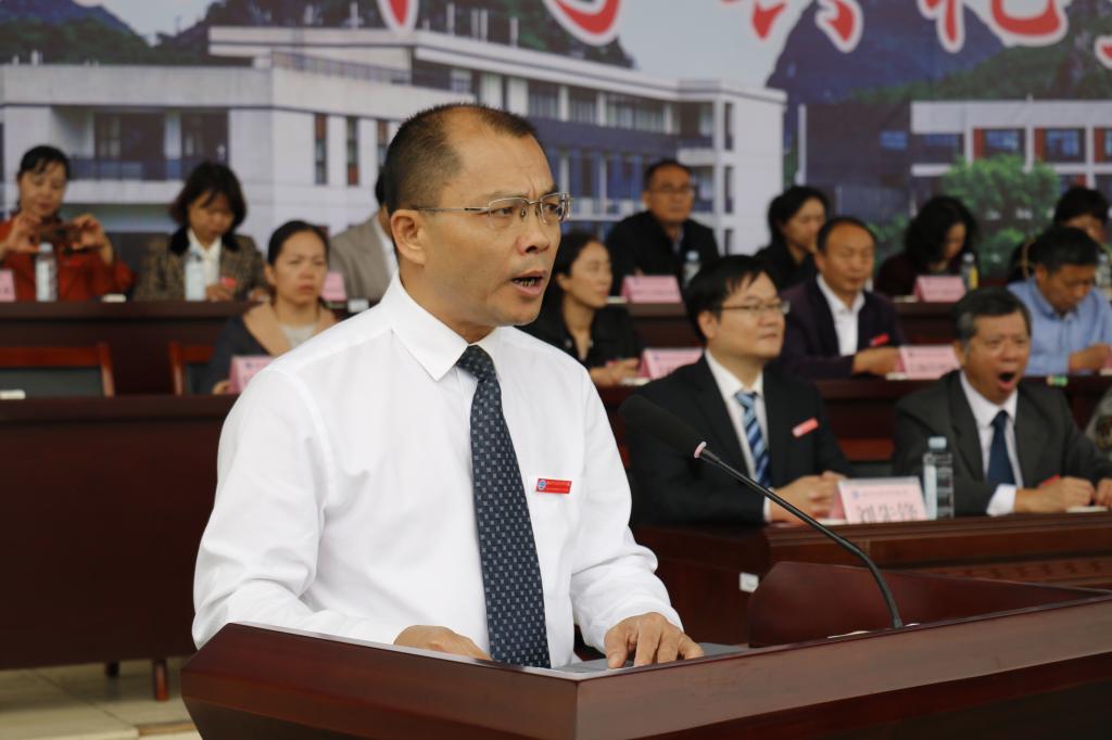陈慕杰校长在大会上寄语2020级新生