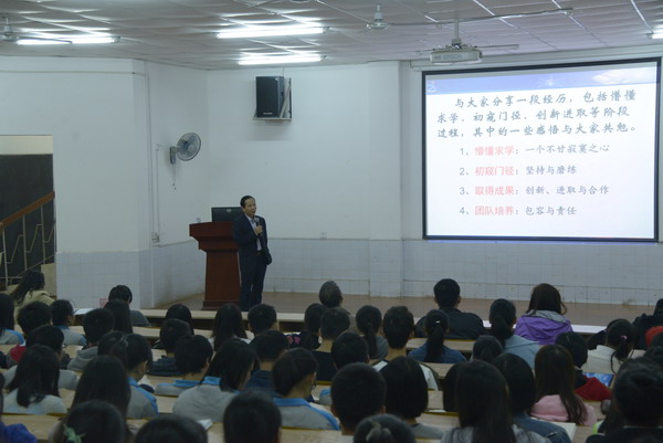座无虚席的讲座现场